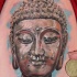 Tatuaje en el brazo,
 estatua de Buda 3D