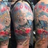 Fumetto multicolore Thomas prepara divertenti tatuaggi con scritte sulla spalla