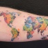 Tatuaje en el antebrazo, mapa del mundo alucinante multicolor