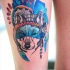 Tatuagem de coxa multicolorida de lobo indiano com capacete por Joanna Swirska