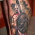 Tatuaje en la pierna, guerrero espartano imponente con escudo grande