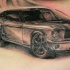 macchina mustang tatuaggio sulla pancia