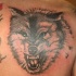 Tatuaje en el hombro, lobo con la boca abierta
