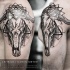 Tatuagem de ombro de tinta preta misteriosa de crânio de animal grande com ornamentos geométricos