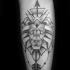 Tatuaje misterioso de tinta negra de cabeza de león con flecha grande