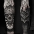 misterioso stile dipinto inchiostro nero cranio con fiore trasparente tatuaggio manicotto