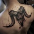 Tatuaje en la espalda alta, 
aries masivo asombroso