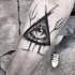 Mistico stile blackwork progettato da Inez Janiak tatuaggio avambraccio di grande triangolo con occhio