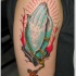 mistico grande colorato mani pregando con croce tatuaggio su spalla