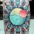 Tatuaje en la pierna, flores geométricas de varios colores