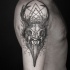 mistico culto nero e bianco cranio animale con simbolo tatuaggio su spalla