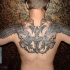 Tatuaje en la espalda,
cruz con alas desplegadas