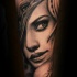 Tatuaje en el antebrazo,
mujer misteriosa con ojos extraños en el pelo