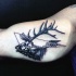 Mystisches X-Ray schwarzes Bizeps Tattoo mit Hirsch