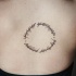Tatuaje en la espalda,
inscripción magnífica en forma de círculo
