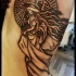 Mystische altmodische Dame und spezielles Symbol dunkles Seite Tattoo im Dotwork Stil