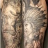 Tatuaggio impressionante sul braccio la scena in stile indiano il lupo & l'indiano & i cavalli