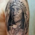 nativo americano vecchio guerriero tatuaggio sulla spalla