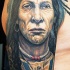 nativo americano con talismano tatuaggio sulla spalla