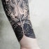 Natürlich aussehendes schönes schwarzes Unterarm Tattoo von Tiger mit Schmetterling