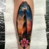 Tatuaje colorido de faro realista con el cielo lindo y flor rosada