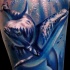 naturale colorato grande delfino tatuaggio su gamba