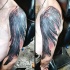 Tatuaje en el hombro,
 ala masiva de cuervo