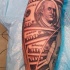 Natürlich aussehende schwarze und weiße detaillierte Dollarnoten Tattoo am Bein
