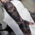 Tatuaje en el antebrazo, cráneos espeluznantes oscuros de colores negro blanco
