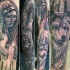 Tatuaje en el brazo,
chica india querida con lobo hermoso en el bosque