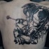 Tatuaje en la espalda, caballero antiguo en colores negro blanco