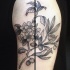 Tatuaje en el brazo, planta exótica simple realista