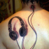 Natürlich aussehendes farbiges 3D Headset Tattoo am Rücken