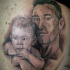 Tatuaje en el hombro, padre con su hijo dulces, colores negro blanco