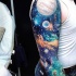 Tatuaje en el brazo,
espacio profundo con planetas y estrellas
