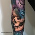 Tatuaje en el brazo,
cráneo humano en cosmos maravilloso