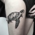 Tatuaje en el muslo, tortuga hermosa  realista, colores negro blanco
