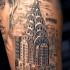 Natürlich aussehendes detailliertes schwarzweißes Schulter Tattoo mit Empire State Building