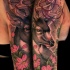 Natürlich aussehendes detailliertes farbiges Schulter Tattoo von Rotwild und Blumen