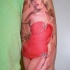 Tatuaje en el brazo,
 Marilyn Monroe carismática en vestido rojo