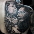 Tatuaje en el hombro, retrato espectacular muy realista de indios viejo
