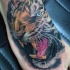 Tatuaje  de tigre salvaje en el pie