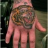 Tatuaje en la mano, 
tigre que ruge, estilo viejo