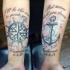 bella tema nautica semplice memoriale ancora e  bussola con lettere tatuaggio su braccio
