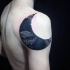 nuovo stile luna con viso di ragazza e linee nere e bianche tatuaggio su spalla