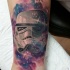Neue Schule illustrativer Stil farbiges Arm Tattoo mit Storm Trooper Helm