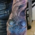 Neue Schule Stil dämonischer blau gefärbter menschlicher Schädel Tattoo an der Hand
