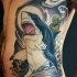 Neue Schule Stil farbiger Hai mit Skelette Tattoo an der Seite