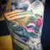 Neue Schule Stil farbiges Schulter Tattoo mit fliegendem Kampfflugzeug