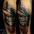 Neue Schule Stil farbiges Tattoo von Big Ben mit Anonymouses Maske